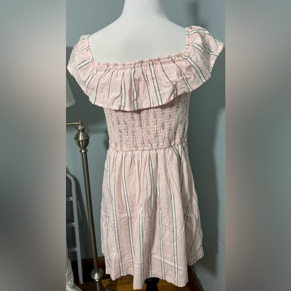 New Hollister Off Shoulder Ruffle Front Button Dress pastel pink - Picture 3 of 5